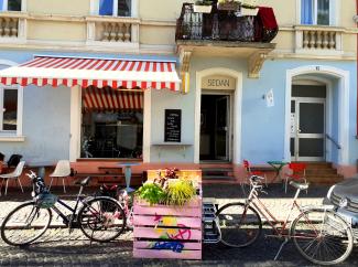 Hochbeet vorm Sedancafe