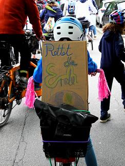 Kind fährt Rad