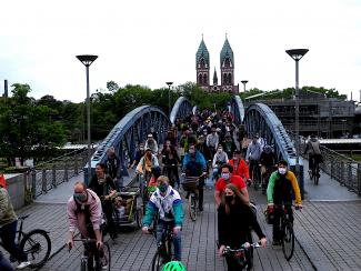 radfahrende auf der blauen brücke