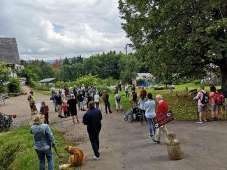 Menschen laufen auf dem Gelände des Schafhofs.