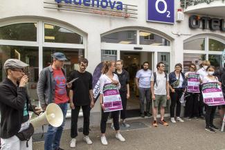 Menschen vor einem badenova shop