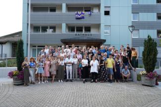 Menschen vor dem Gebäude