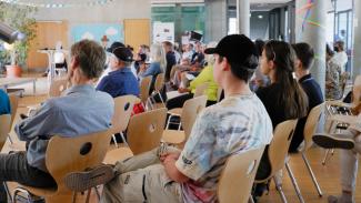 Menschen sitzen im Plenum