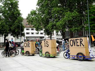 Fahrradanhänger mit Aufschrift: Car is over